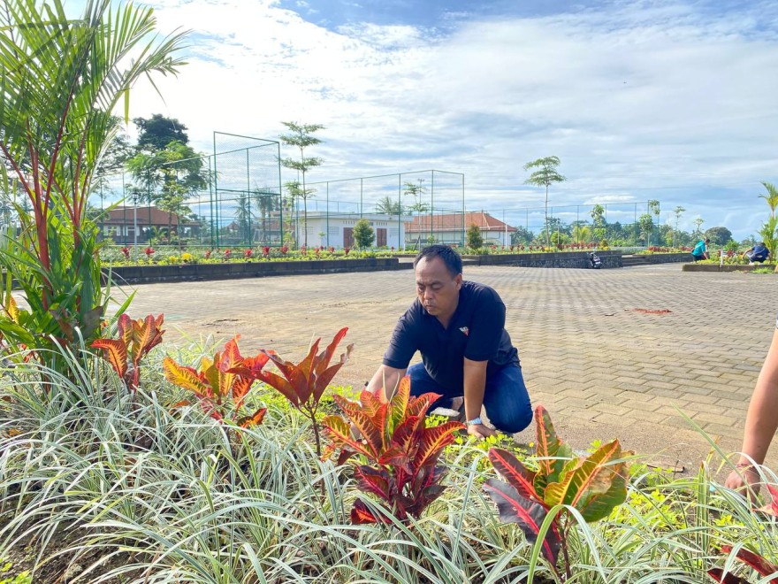 Mengawali Tahun 2025, Perbekel dan Jajaran Adakan Kegiatan Bersih-bersih di Sekitar Monumen Pahlawan Carangsari